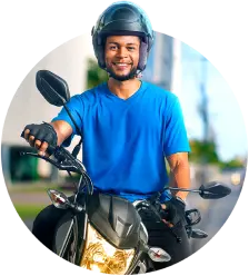 Entregador em uma moto a caminho do ponto de entrega